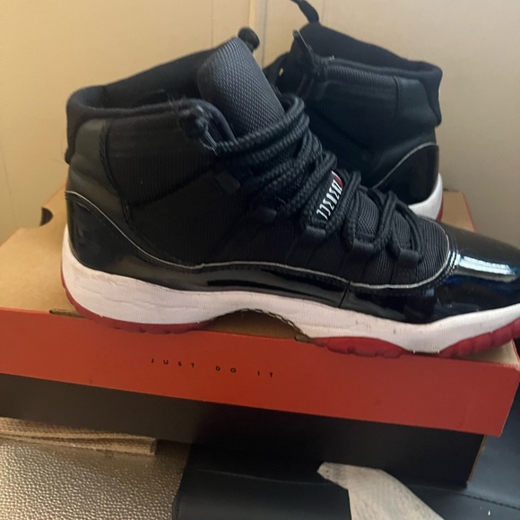 Air Jordan 11 Retro Bred - Picture 2 of 5